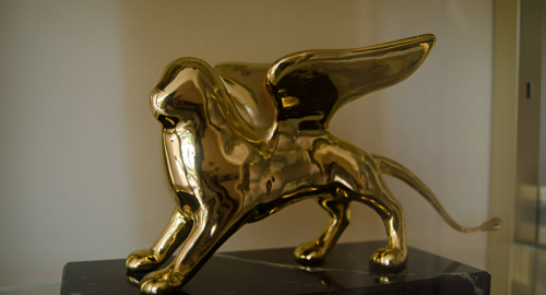 Kim Novak: Leone d'Oro per una Carriera di Ribellione e Bellezza